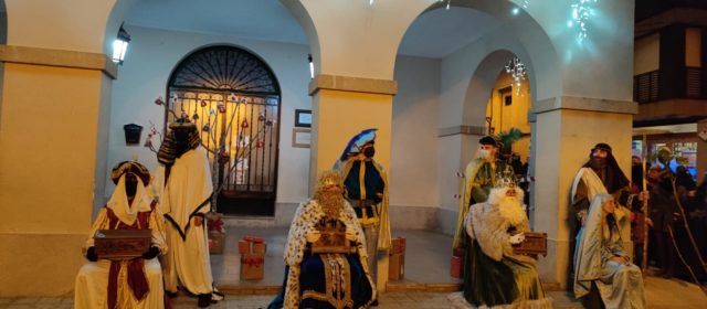 Xiquetes i xiquets de Benassal gaudeixen la visita dels Reis Mags