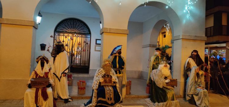 Xiquetes i xiquets de Benassal gaudeixen la visita dels Reis Mags
