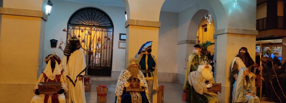 Xiquetes i xiquets de Benassal gaudeixen la visita dels Reis Mags