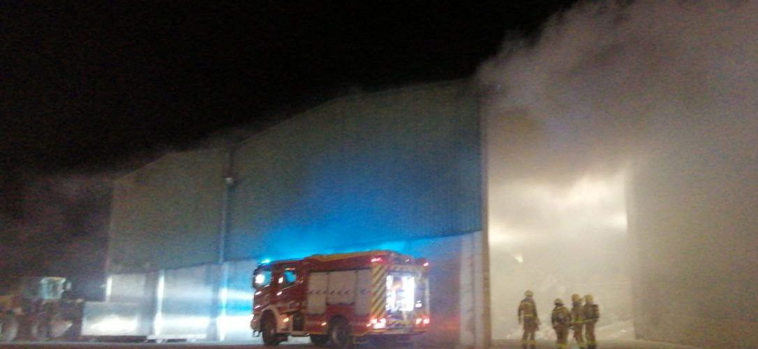 Incendi en una nau de l’abocador de Mas de Barberans