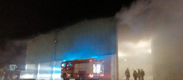 Incendi en una nau de l’abocador de Mas de Barberans