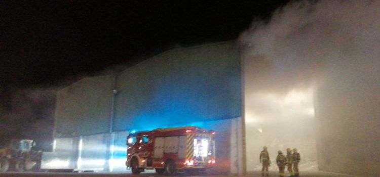 Incendi en una nau de l’abocador de Mas de Barberans