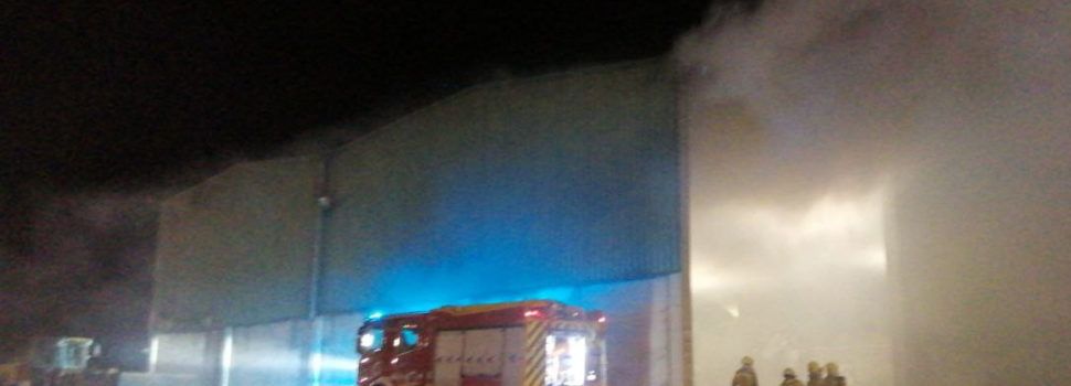 Incendi en una nau de l’abocador de Mas de Barberans