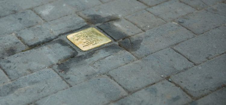 Amposta instal·la vuit llambordes Stolpersteine pel Dia Internacional en Record a les Víctimes de l’Holocaust