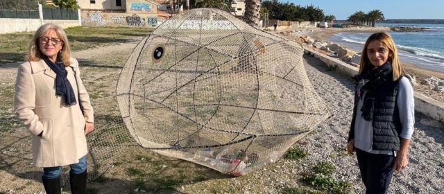 Escultures a Benicarló per a conscienciar sobre els efectes nocius dels plàstics en la vida submarina