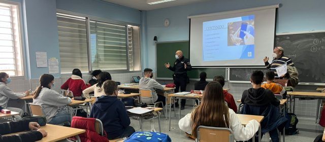 La Policia Local d’Alcalà-Alcossebre aposta per la mediació per a prevenir conflictes a les aules