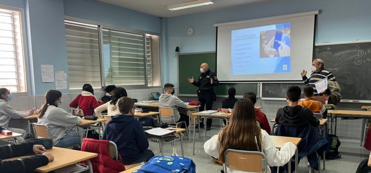La Policia Local d’Alcalà-Alcossebre aposta per la mediació per a prevenir conflictes a les aules