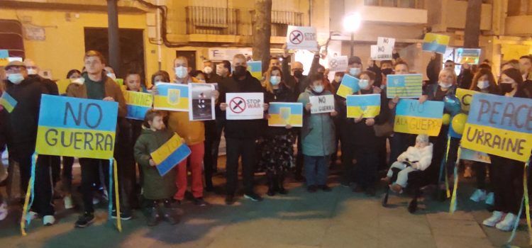 Más de 300 personas se concentran en Benicarló condenando el ataque de Rusia a Ucrania