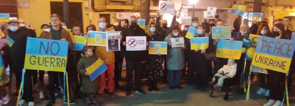 Más de 300 personas se concentran en Benicarló condenando el ataque de Rusia a Ucrania