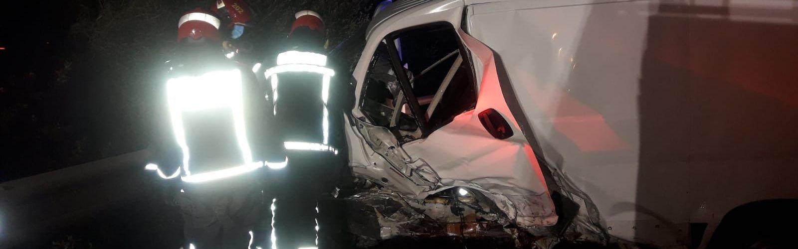 El SAMU asiste a dos hombres heridos tras colisionar dos coches en Vinaròs