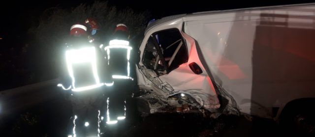 El SAMU asiste a dos hombres heridos tras colisionar dos coches en Vinaròs