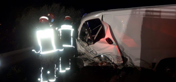 El SAMU asiste a dos hombres heridos tras colisionar dos coches en Vinaròs