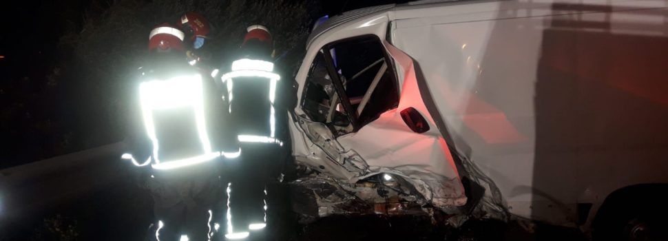 El SAMU asiste a dos hombres heridos tras colisionar dos coches en Vinaròs