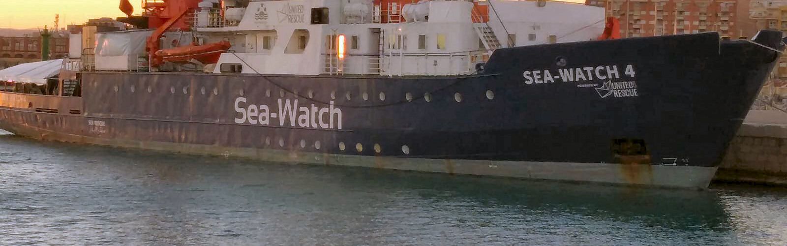 Un barco de ayuda humanitaria, en el puerto de Vinaròs