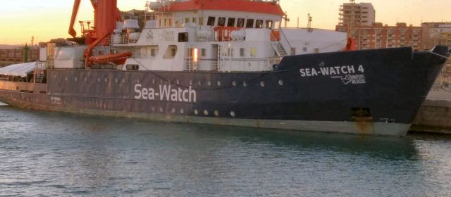 Un barco de ayuda humanitaria, en el puerto de Vinaròs