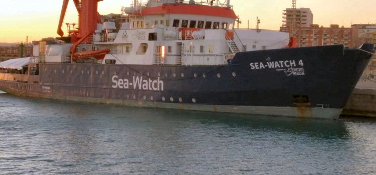 Un barco de ayuda humanitaria, en el puerto de Vinaròs