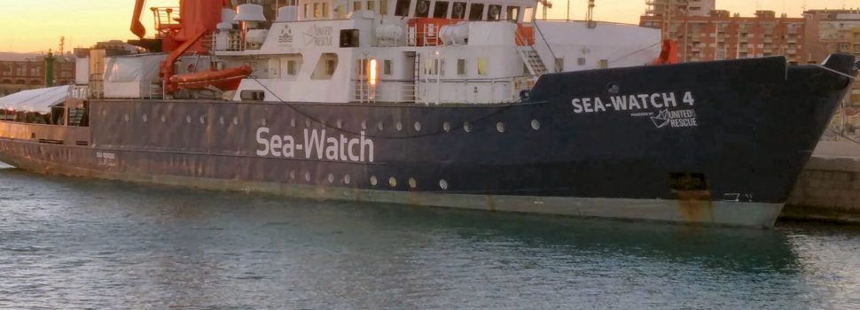 Un barco de ayuda humanitaria, en el puerto de Vinaròs
