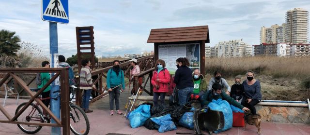 Apnal-Ecologistes en Acció Vinaròs retira residuos sòlidos en el Prat de Peñíscola
