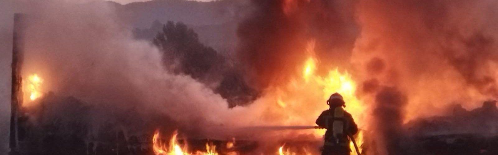 Se incendia un camión en la AP7, término de Alcalà, tras chocar contra otro camión