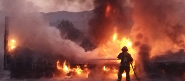 Se incendia un camión en la AP7, término de Alcalà, tras chocar contra otro camión
