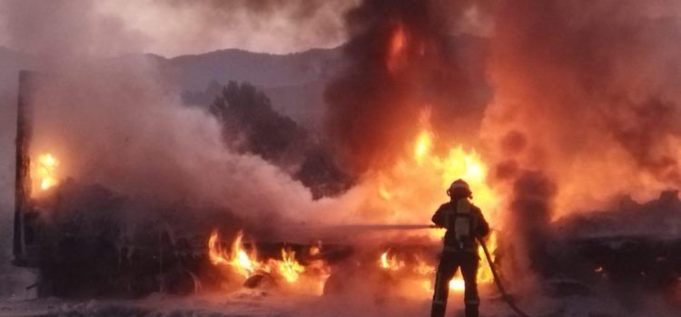 Se incendia un camión en la AP7, término de Alcalà, tras chocar contra otro camión