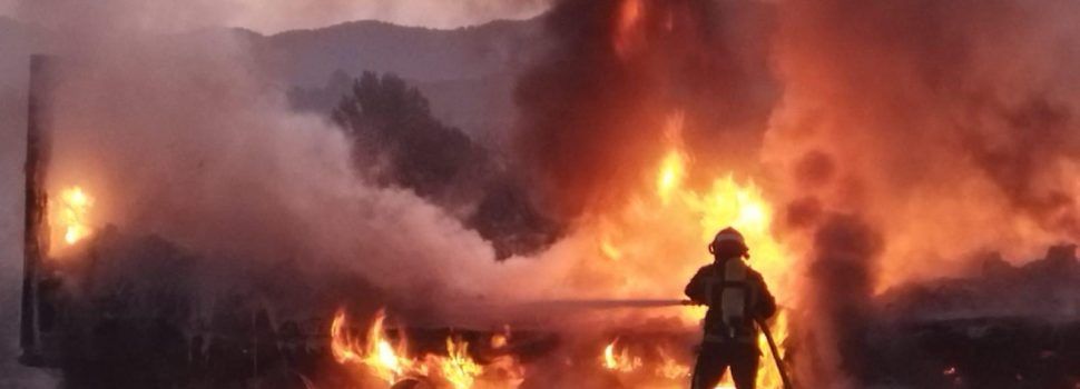 Se incendia un camión en la AP7, término de Alcalà, tras chocar contra otro camión
