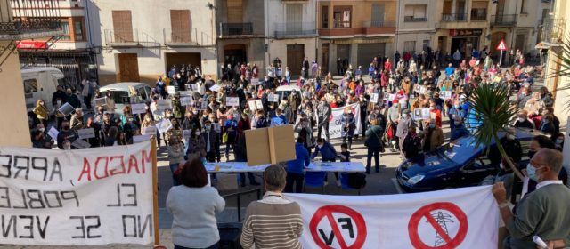 Èxit de participació en la primera concentració contra el Projecte Magda a les Coves de Vinromà