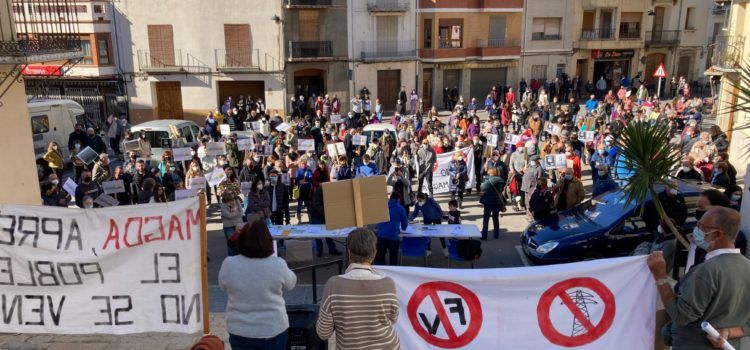 Èxit de participació en la primera concentració contra el Projecte Magda a les Coves de Vinromà