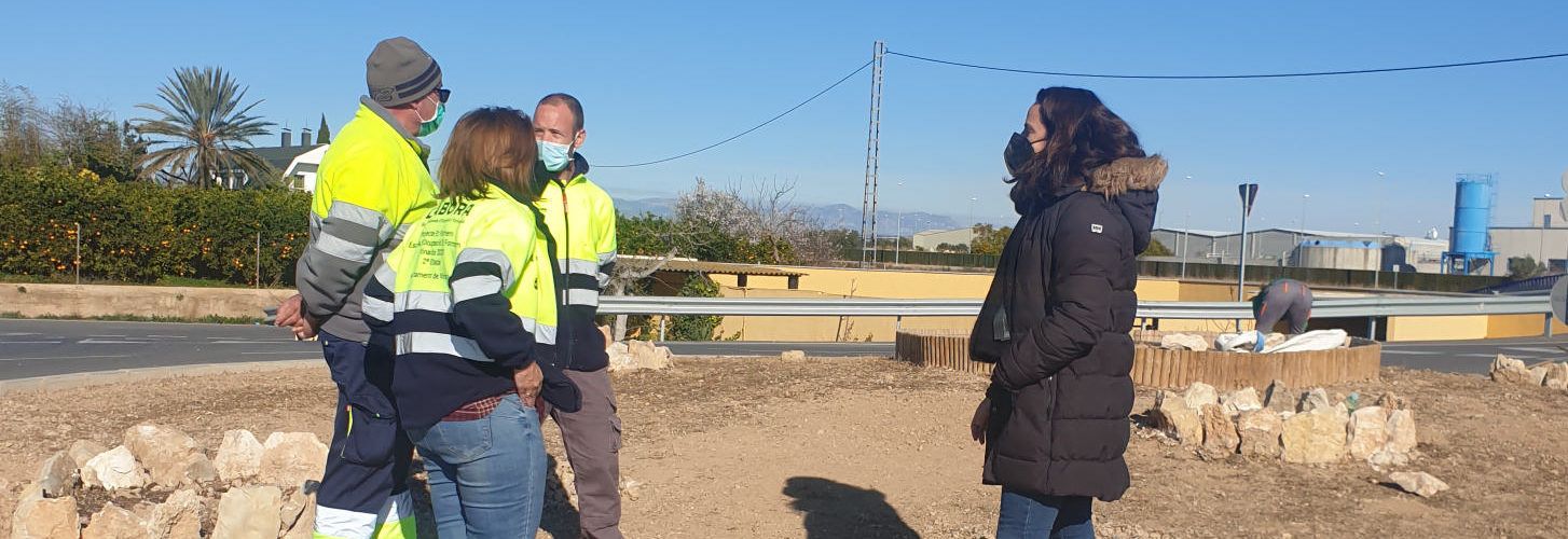 Els alumnes del programa Et Formem adeqüen les rotondes del carril lúdic