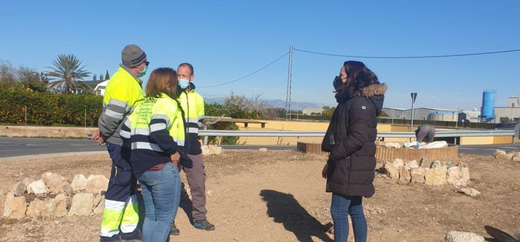 Els alumnes del programa Et Formem adeqüen les rotondes del carril lúdic