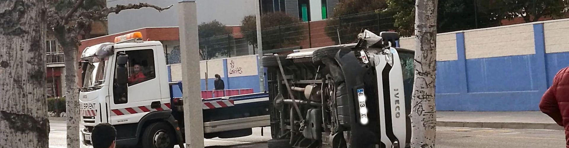 Vuelca una furgoneta en el centro de Benicarló