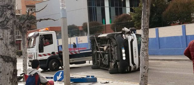 Vuelca una furgoneta en el centro de Benicarló