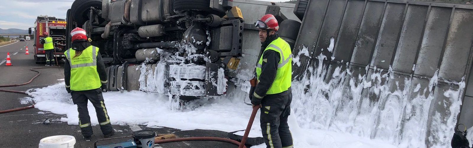 Camión accidentado en AP7, término de Alcalà de Xivert