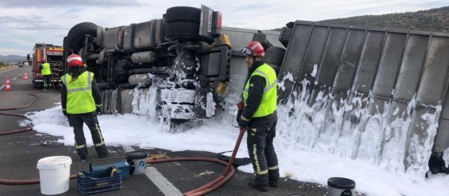 Camión accidentado en AP7, término de Alcalà de Xivert