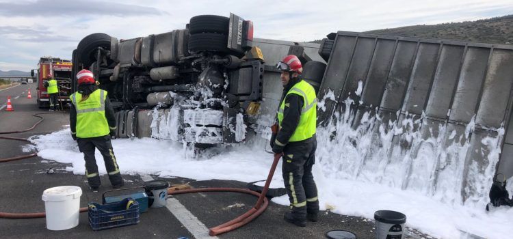 Camión accidentado en AP7, término de Alcalà de Xivert