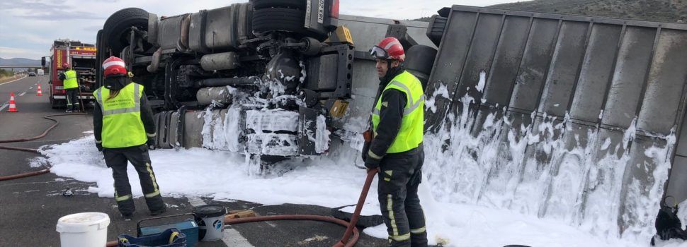 Camión accidentado en AP7, término de Alcalà de Xivert