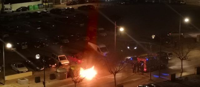 Fotos: incendi d’un contenidor a Vinaròs