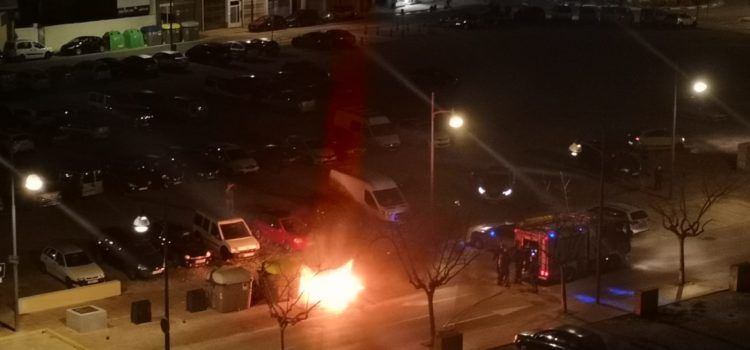 Fotos: incendi d’un contenidor a Vinaròs