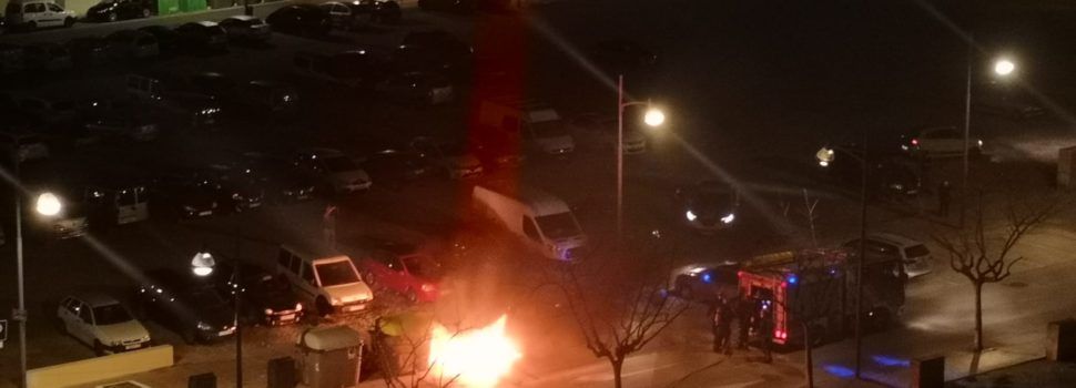 Fotos: incendi d’un contenidor a Vinaròs