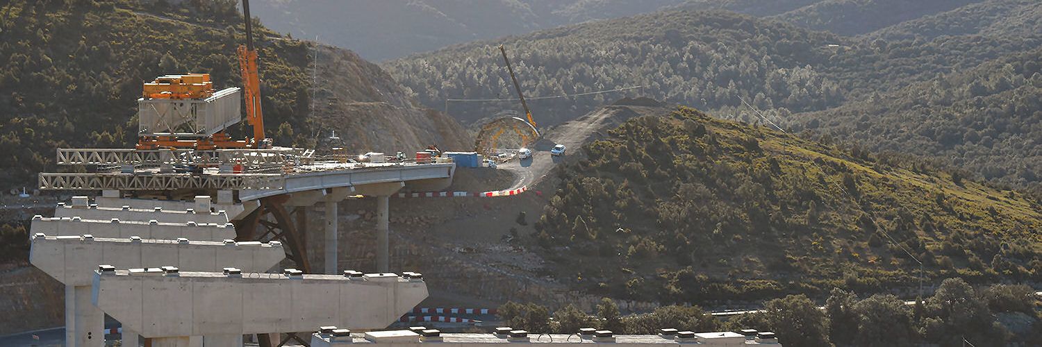 Reprenen els treballs de col·locació de les bigues als viaductes de l’N-232 al Pont de la Bota
