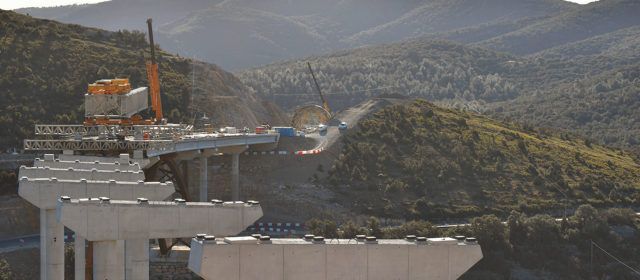 Reprenen els treballs de col·locació de les bigues als viaductes de l’N-232 al Pont de la Bota