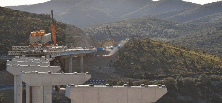 Reprenen els treballs de col·locació de les bigues als viaductes de l’N-232 al Pont de la Bota