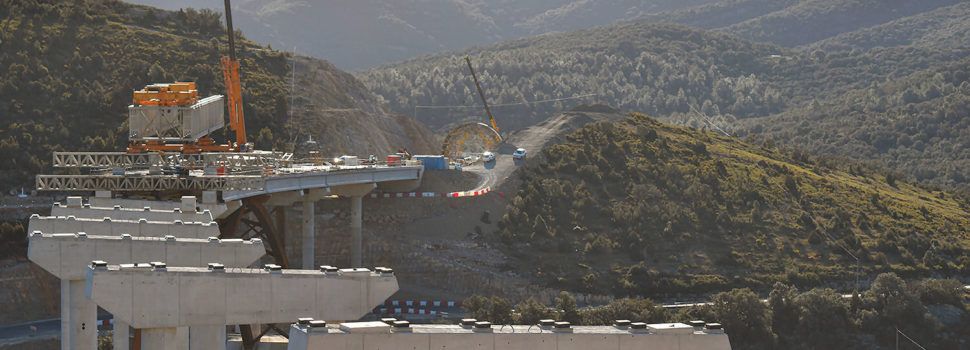 Reprenen els treballs de col·locació de les bigues als viaductes de l’N-232 al Pont de la Bota