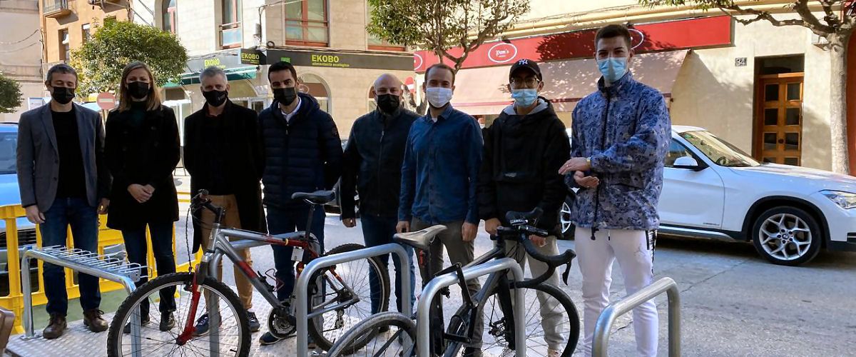 Alumnes de l’Institut Montsià construeixen un aparcament mòbil de bicicletes i patinets
