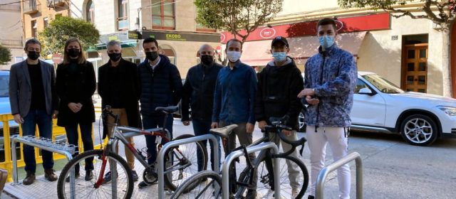Alumnes de l’Institut Montsià construeixen un aparcament mòbil de bicicletes i patinets