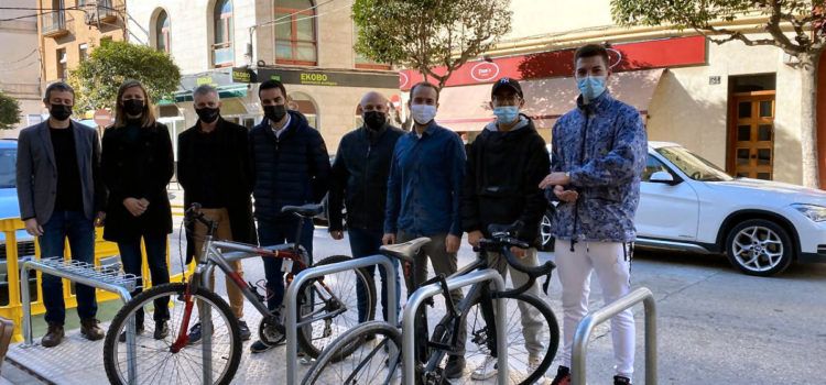 Alumnes de l’Institut Montsià construeixen un aparcament mòbil de bicicletes i patinets