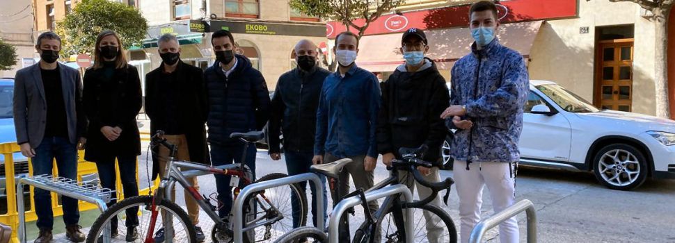 Alumnes de l’Institut Montsià construeixen un aparcament mòbil de bicicletes i patinets