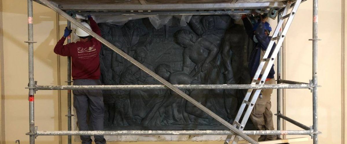 El mural de Soriano-Montagut torna a l’escala principal de l’Ajuntament passat ja a bronze