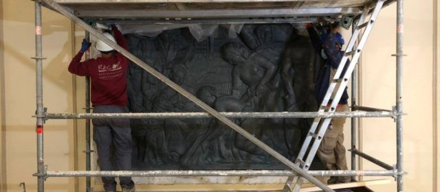 El mural de Soriano-Montagut torna a l’escala principal de l’Ajuntament passat ja a bronze
