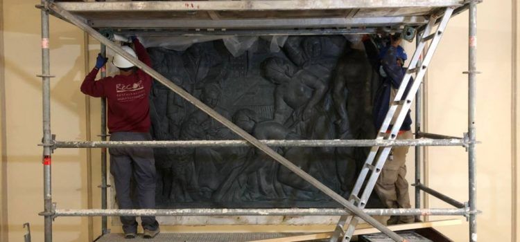 El mural de Soriano-Montagut torna a l’escala principal de l’Ajuntament passat ja a bronze